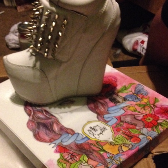 Selling them because they don't fit. - Picture 2 of 3