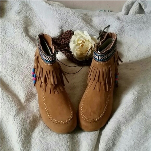 New • Fringed Beaded Moccasin Ankle Booties - Picture 3 of 4