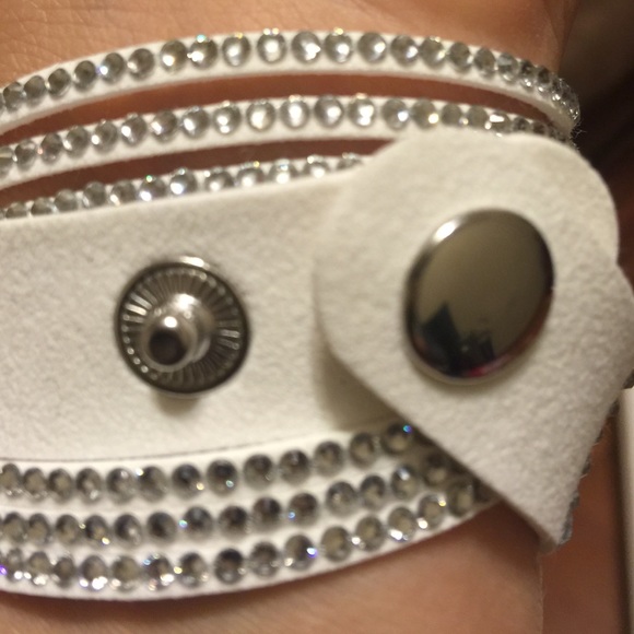 Leather multilayered rhinestones bracelet - Picture 2 of 2