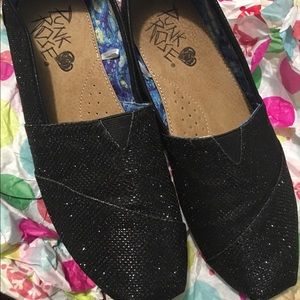 Black lookalike toms .