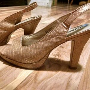 Heeled shoes