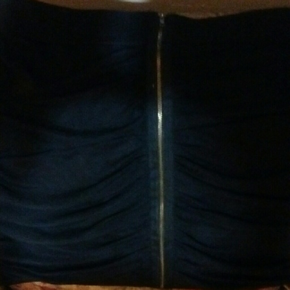 Black zip up back mini skirt - Picture 2 of 3