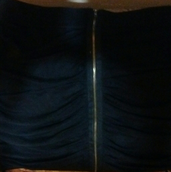 Black zip up back mini skirt - Picture 3 of 3