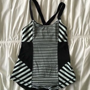 size 6 lululemon tank with built in shelf bra.