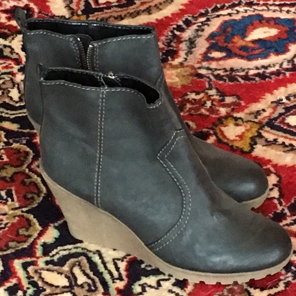 American Eagle ankle boots, goes with it all!!