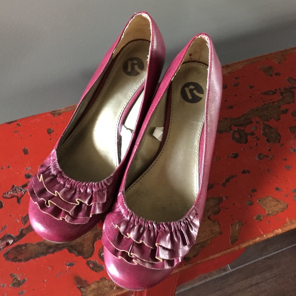 r report shoes