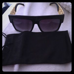 🕶Brand new black sunglasses w/gold chain Frame