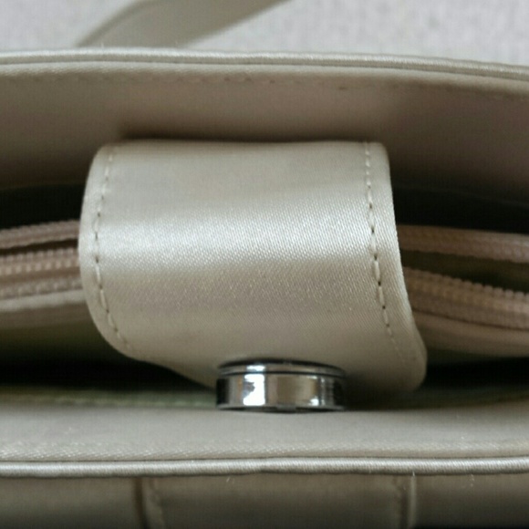 GUESS ivory colour purse - Picture 4 of 4