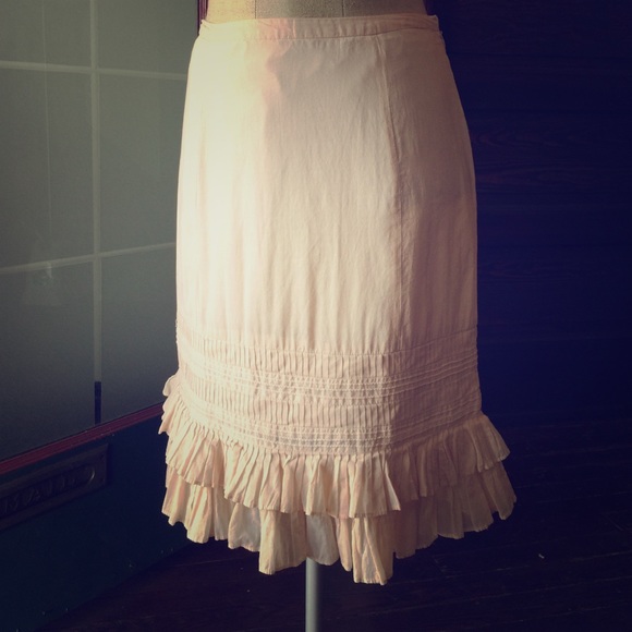 Anthropologists light cotton skirt