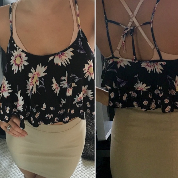 🆕Urban Outfitters Ruffle Crop Top - Picture 4 of 4