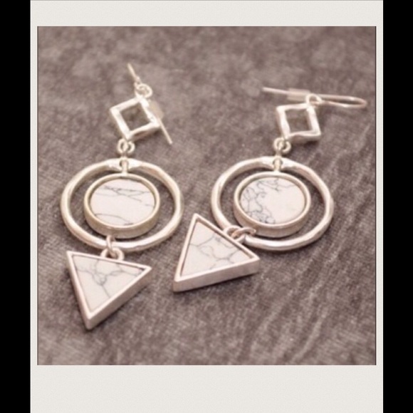 💻$5BUNDLE💻 Howlite Stone Earrings - Picture 3 of 3