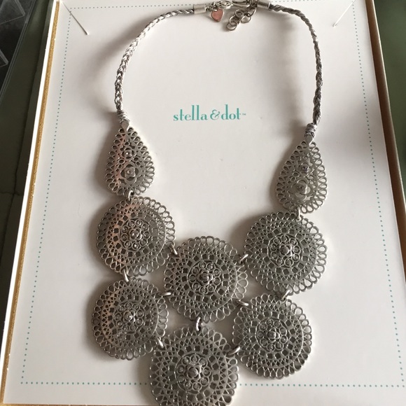 Stella & Dot Medina Bib necklace