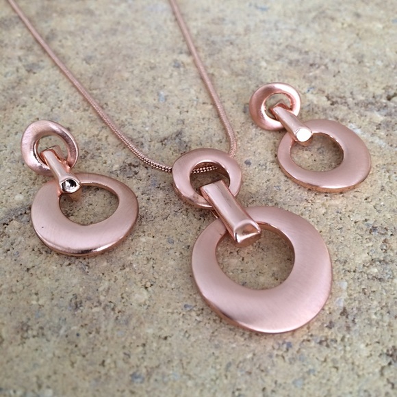 Exquisite Design | Set: Pedant & Earrings