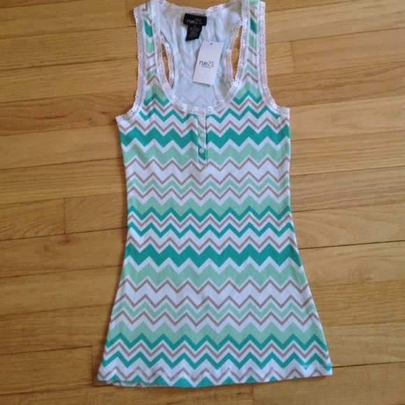 🎉SALE!🎉NWT Rue21 Chevron Racerback Tank - Small - Picture 2 of 4