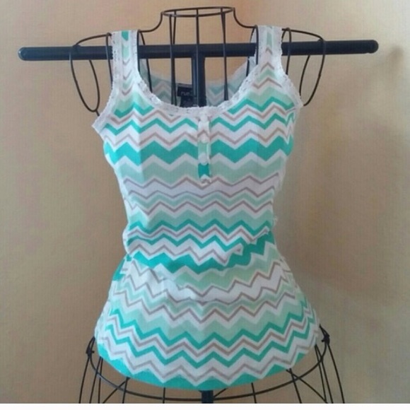 🎉SALE!🎉NWT Rue21 Chevron Racerback Tank - Small - Picture 3 of 4