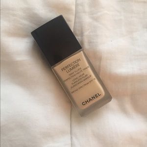 CHANEL Perfection Lumiere Foundation in 20 Beige