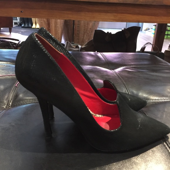 Black lizard pumps