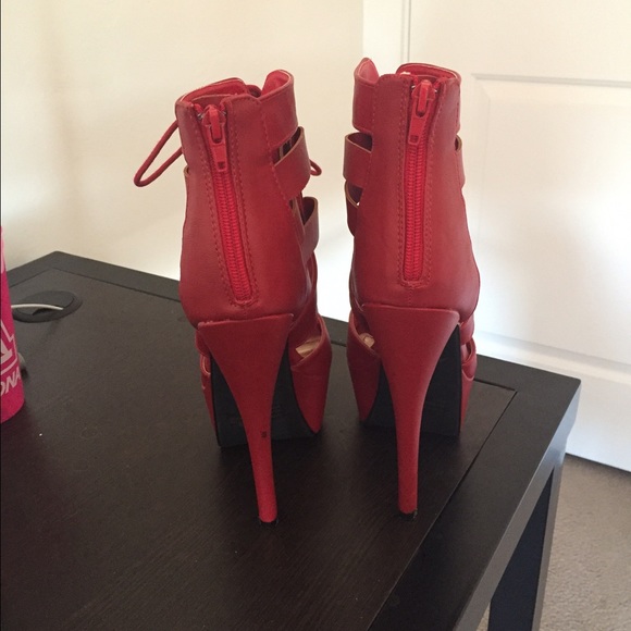 Red lace up platform heels - Picture 3 of 4