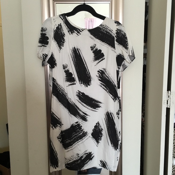 Alice + Olivia Dresses & Skirts - Black-and-white Alice and Olivia printed dress