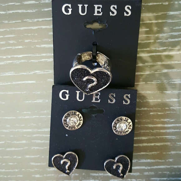 Guess 2pk earings and matching ring - Picture 1 of 3