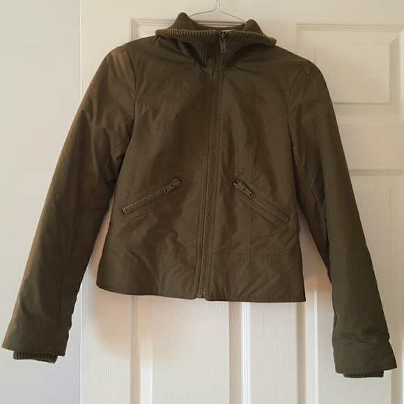 Khaki short spring coat.