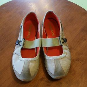 kangaroo logo brand shoes