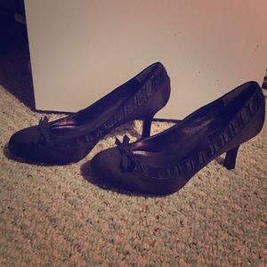 Unlisted black satin pumps with bow.