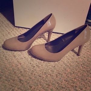 Bandolino camel patent leather heels.