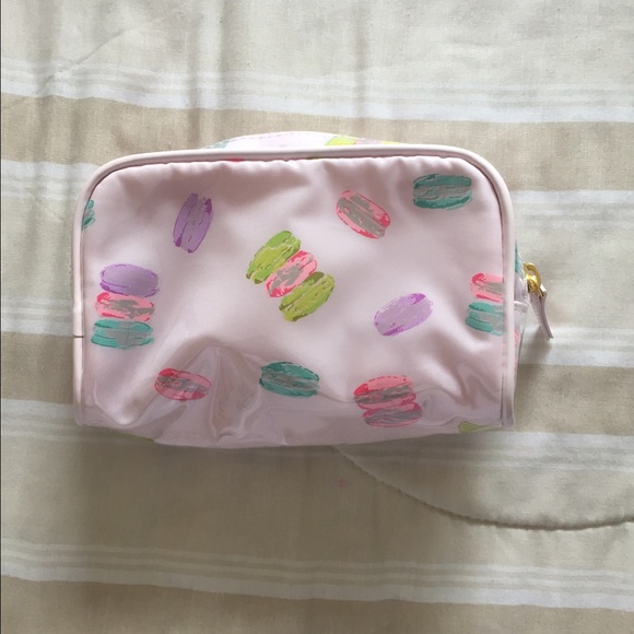 Macaroon pouch