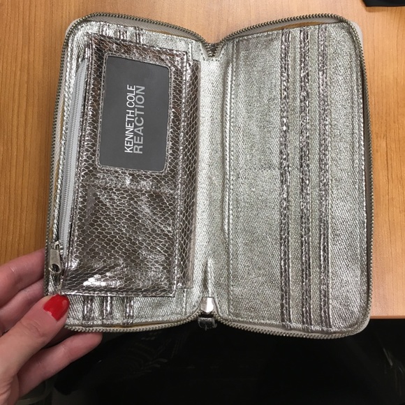 Kenneth Cole Reaction metallic wallet. - Picture 4 of 4