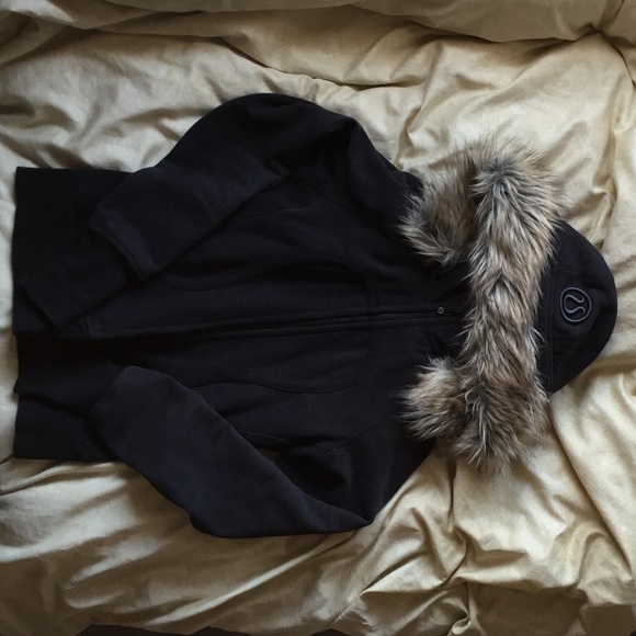 lululemon athletica Tops - SE Lululemon Scuba Hoodie, removable faux fur trim
