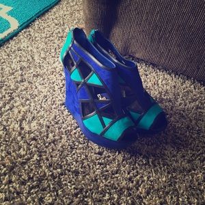 Gianni Bini suede wedges