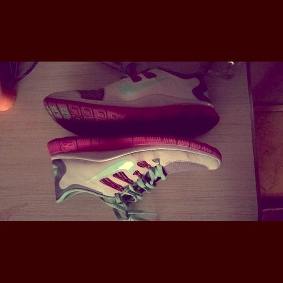 Nike free runs 💕only small flaw