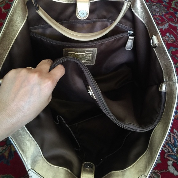 GUC Coach Carly Tote in gold with silver hardware - Picture 3 of 6