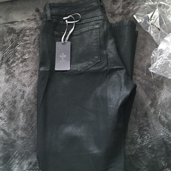 Syncia mixes luxe NYDJ