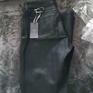 Syncia mixes luxe NYDJ