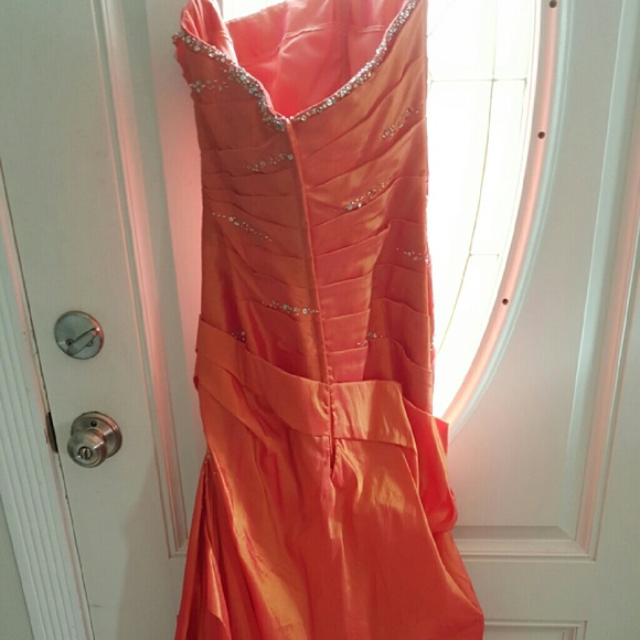 Formal dress - Picture 3 of 3