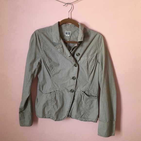 Crooked button blazer