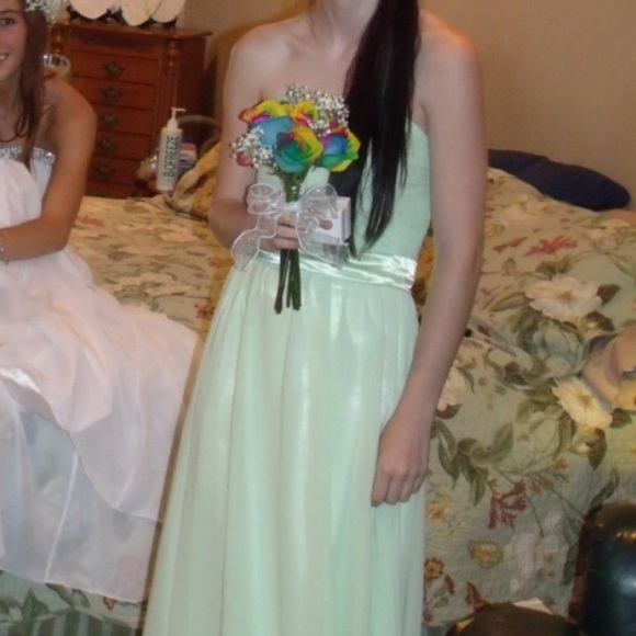 Formal dress - Picture 3 of 4