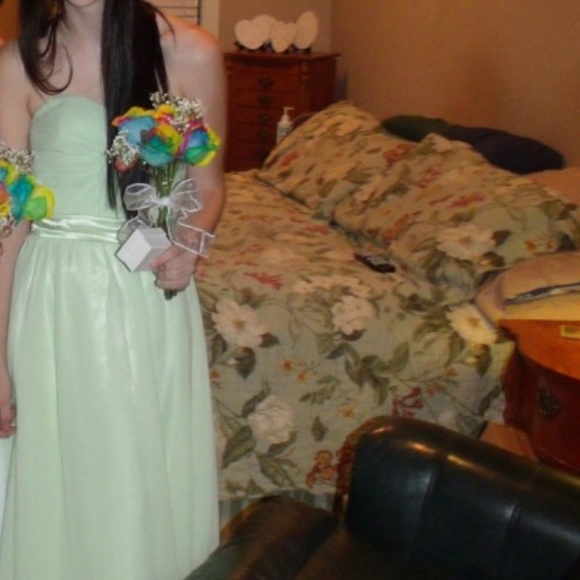Formal dress - Picture 4 of 4