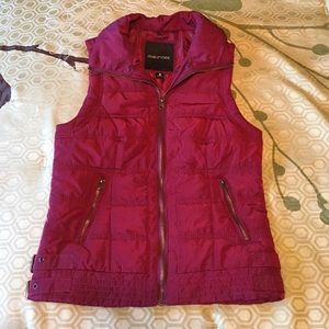 Zip up vest with detachable faux fur