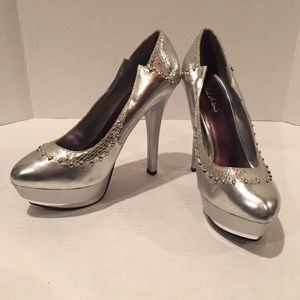 MICHAEL ANTONIO silver spike heels studs snake 8
