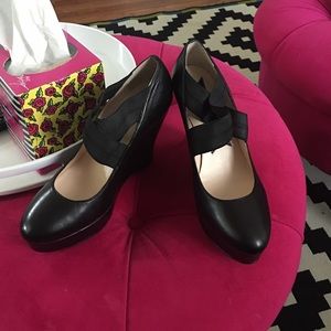 Black leather wedge w/ elastic criss-cross straps