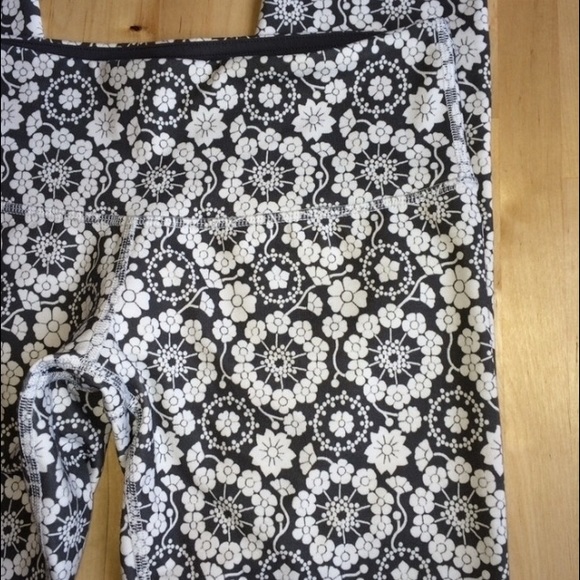 LULU White Gray Like New Wunder Under Pant Floral
