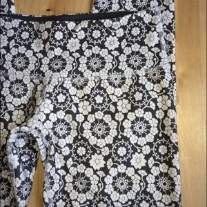 LULU White Gray Like New Wunder Under Pant Floral