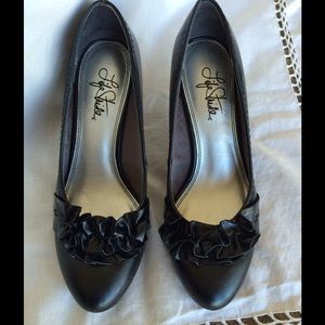 Life Stride black leather pumps