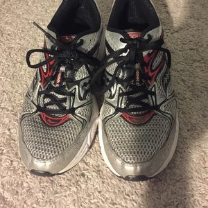 Mens size 8 saucony running shoes