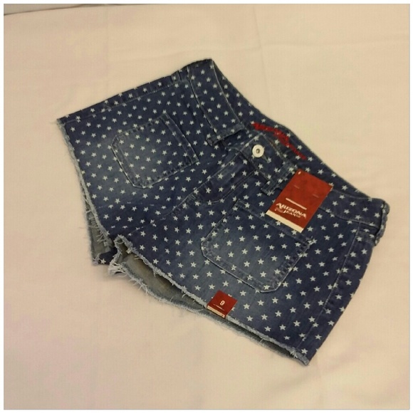 NWT, ARIZONA JEAN CO Distressed Shorts, size 9 - Picture 2 of 6