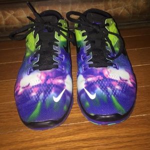 Brand new nike sneakers worn once!!