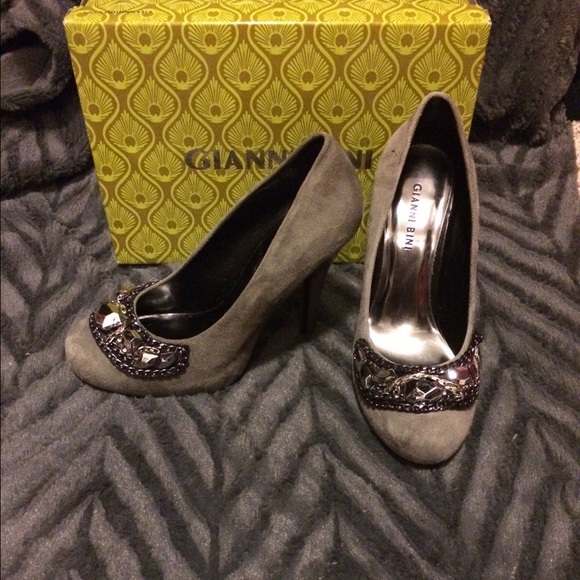 pumps! W/ silver jewels - totally Sex and the City